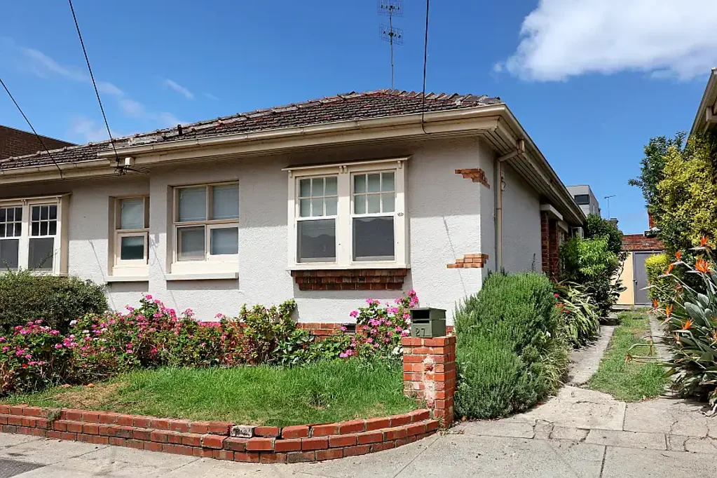 Period Home with rear courtyard!
