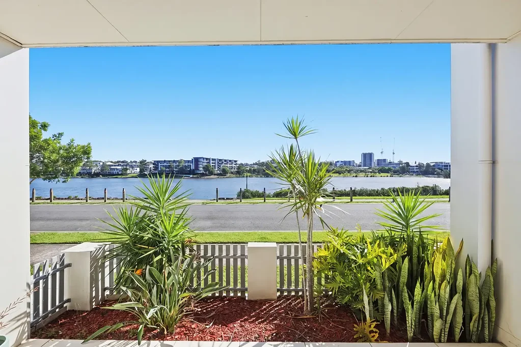 Varsity Lakes 3房  MODERN LAKESIDE LIVING WITH STUNNING LAKE ORR VIEWS