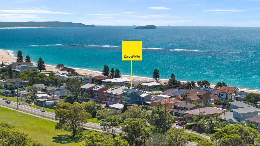 STUNNING BEACH HOUSE - OCEAN VIEWS - 300m WALK TO HARGRAVES BEACH