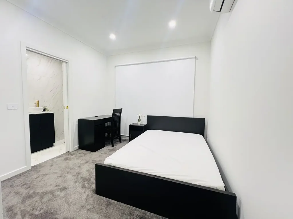 Room for rent, new and modern, opposite the Heathmont station near Ringwood and Eastland