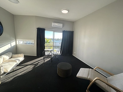 1-Bedroom flat with carpark and view