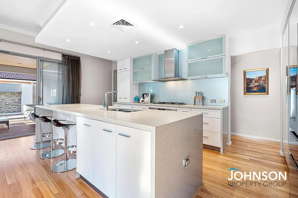 Fully Furnished and Equipped - Beautiful Family Home in Stirling!