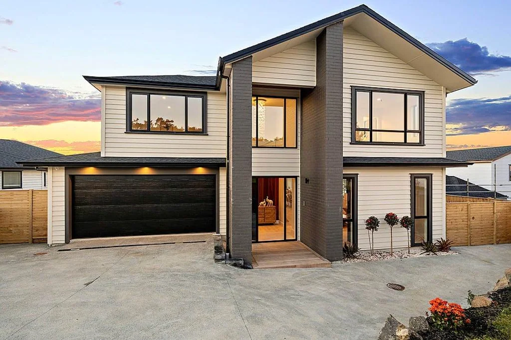 This is a stunning 6 Bedrooms house in Silverdale