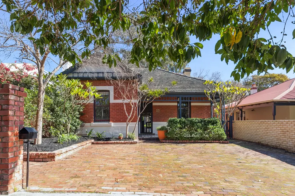 Cottesloe 3 Bedroom Street Appeal with a Big Back Yard
