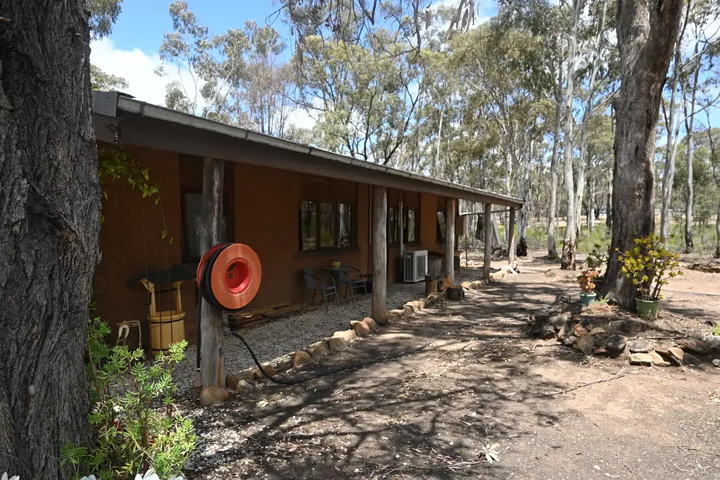 Moliagul 1ห้องนอน Charming Mudbrick Dwelling with Rustic Features & Ample Shedding