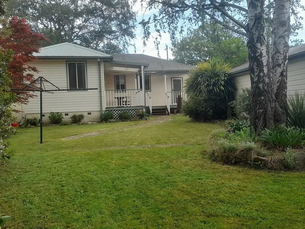 Lithgow 4ਬੈੱਡਰੂਮ Lovely well maintained home in quiet tree lined street, bus stop close by, 5 minutes drive to lithgow Valley plaza, safe from flood or bushfire risk.