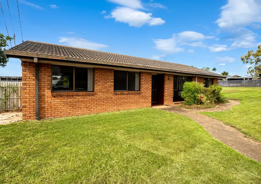 Beautiful Family Home with a Large Sparkling Blue Swimming Pool!
