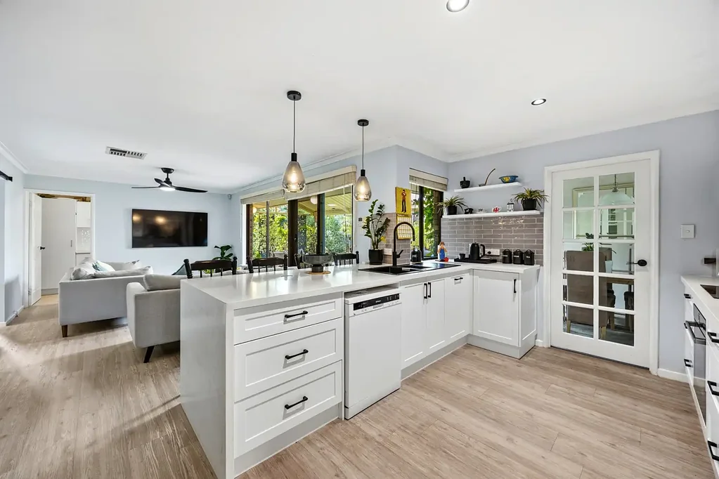 Riverton 5房  Corner Opportunity with Poolside Living Near the Canning River