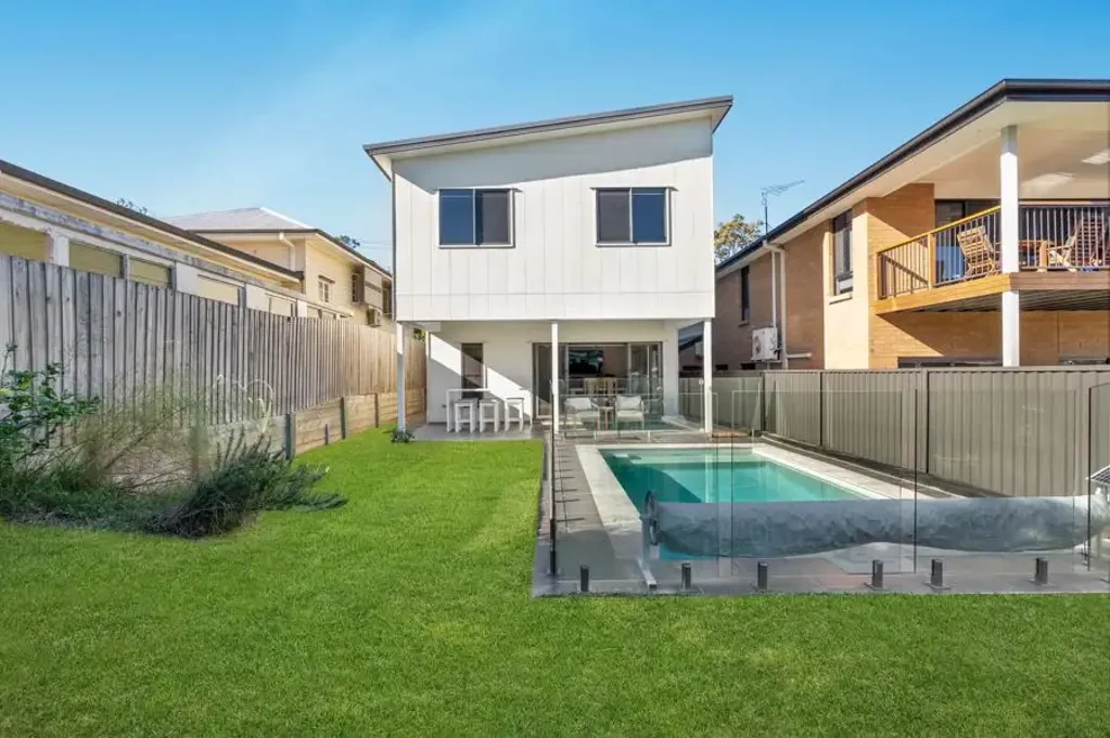 Holland Park 4غرفة نوم Smart Buying in Sought-After Holland Park