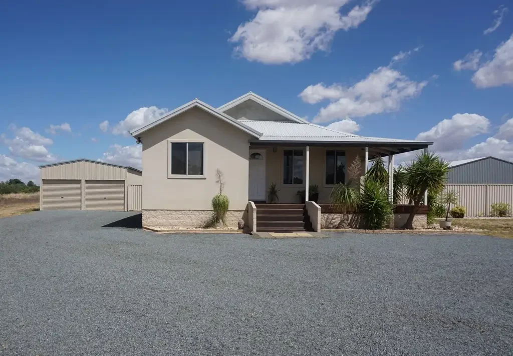West Wyalong 3બેડરૂમ Large Lot Living on the edge of town with utilities connected