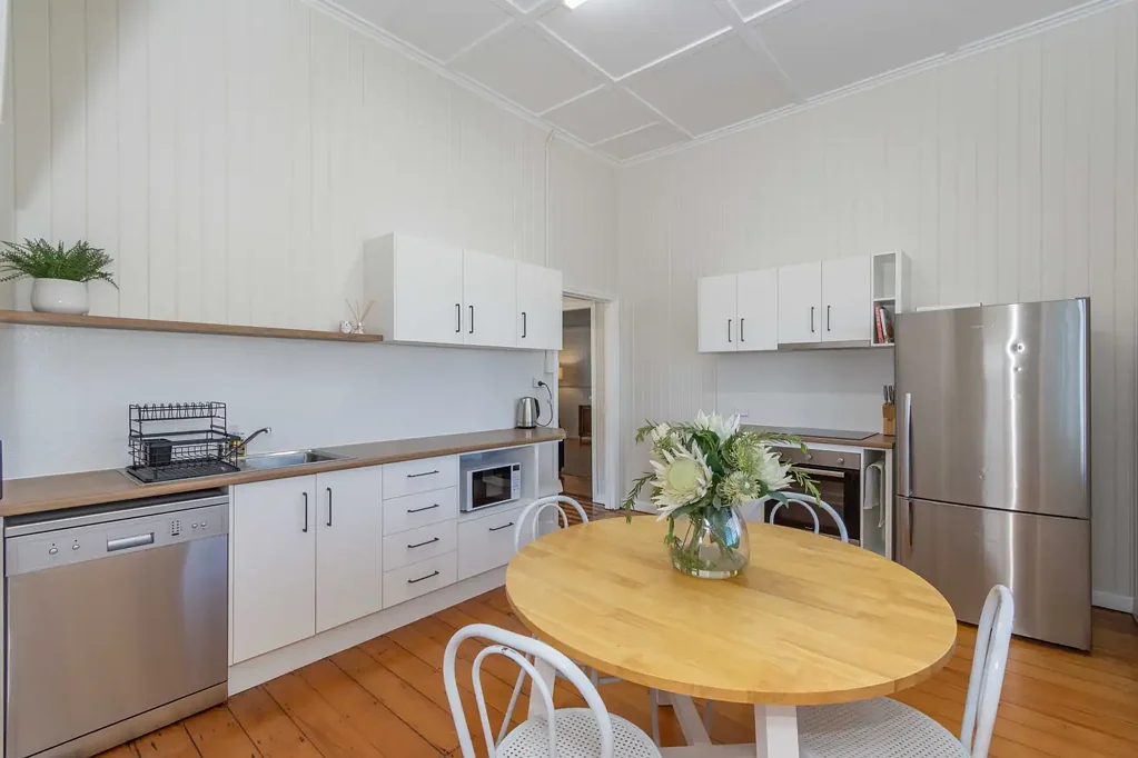 **Fully Furnished**  4 Bedder on 800m2 Fenced Yard, 50 Acre Farm Surrounding...