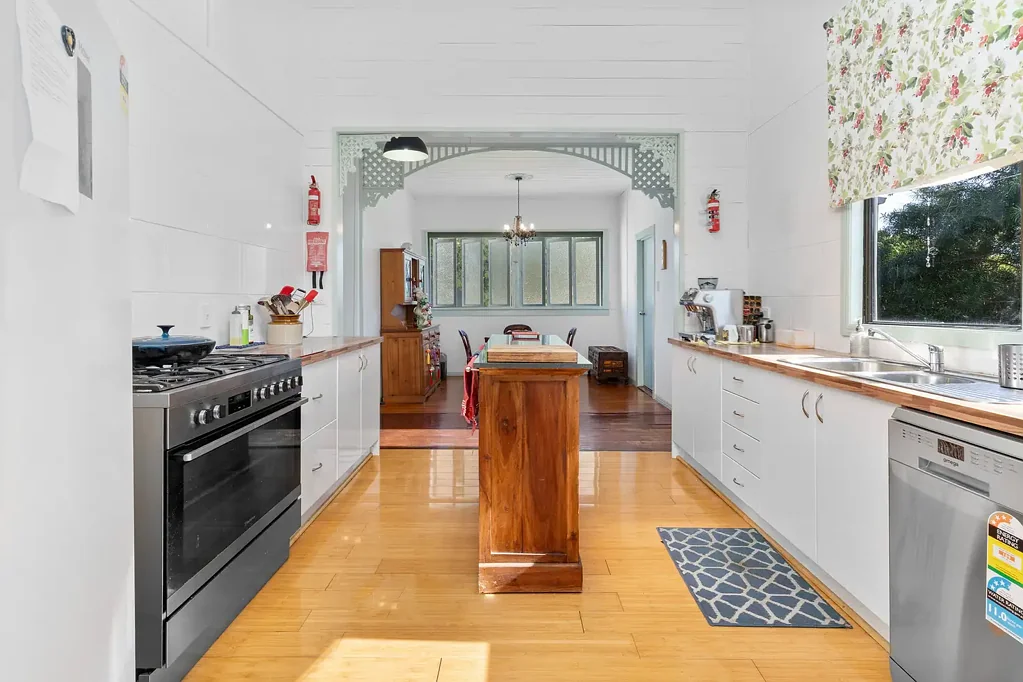 10 Weinholt Street, Allenstown, QLD 4700