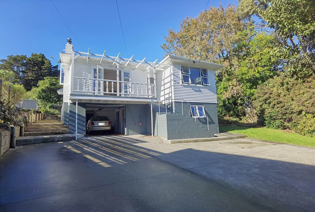 Family home awaits in Hillpark!