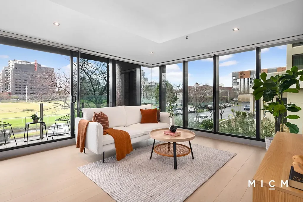 Melbourne 2 Bedroom Stylish Ground-Floor Corner Entertainer over Two Levels