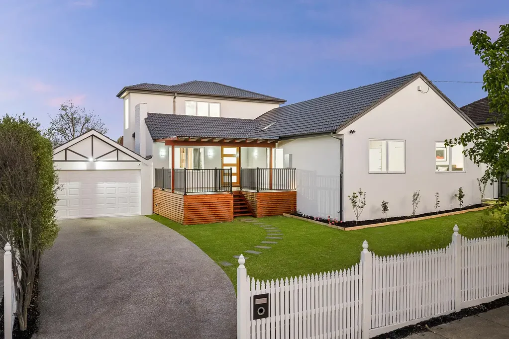 Box Hill South 5房 五卧三卫奢居 美食厨房石材台面 高端电器 双车库低维后院 Box Hill学区优选 Luxury Family Haven with Designer Basketball Court in Box Hill High School Zone