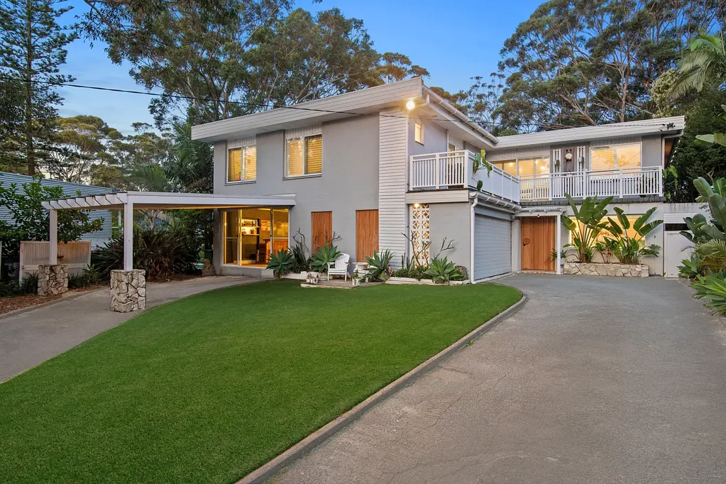 Bateau Bay 4 Bedroom Relaxed coastal living moments to the beach