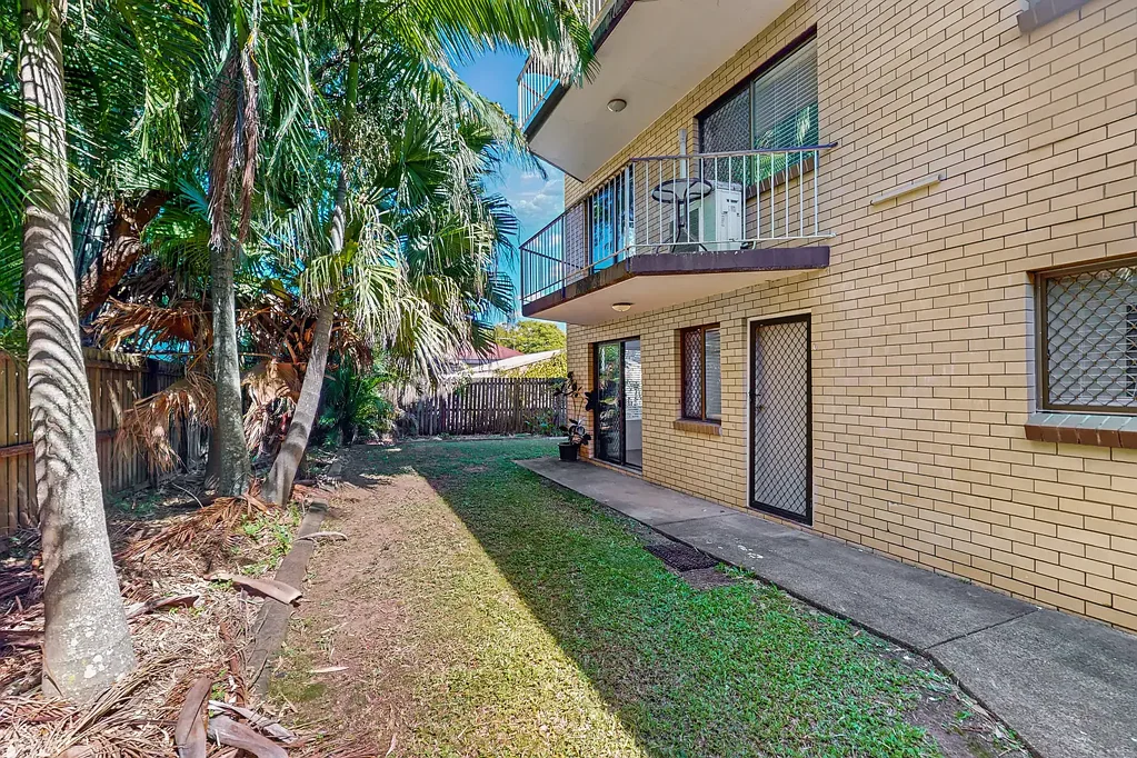Spacious Gound-Floor Apartment – Only 60m from Yeerongpilly Train Station