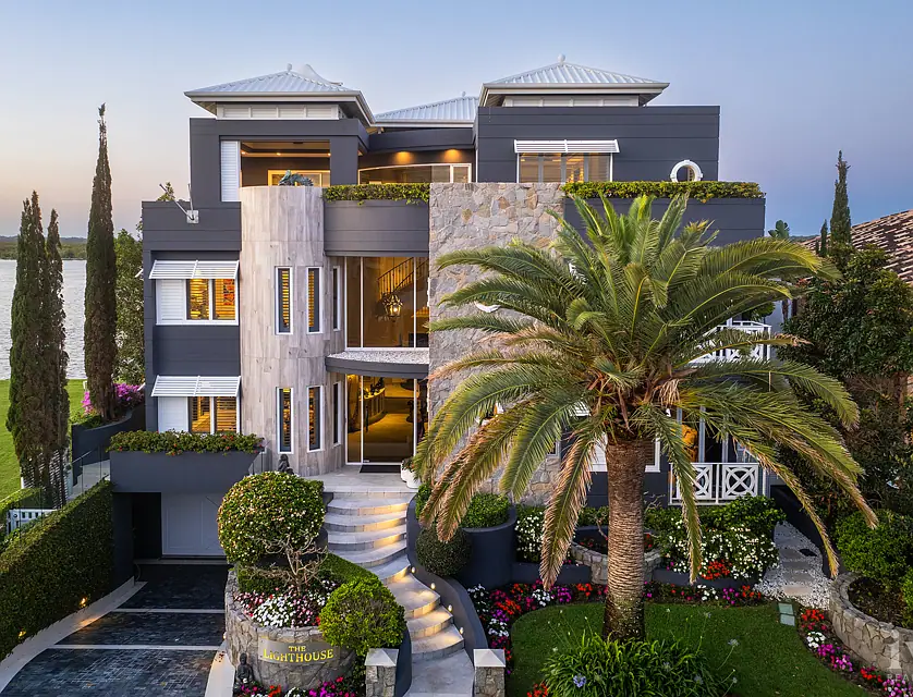 18 Knightsbridge Parade East, Paradise Point, Gold Coast, 5 rūma, 6 rūma horoi, House
