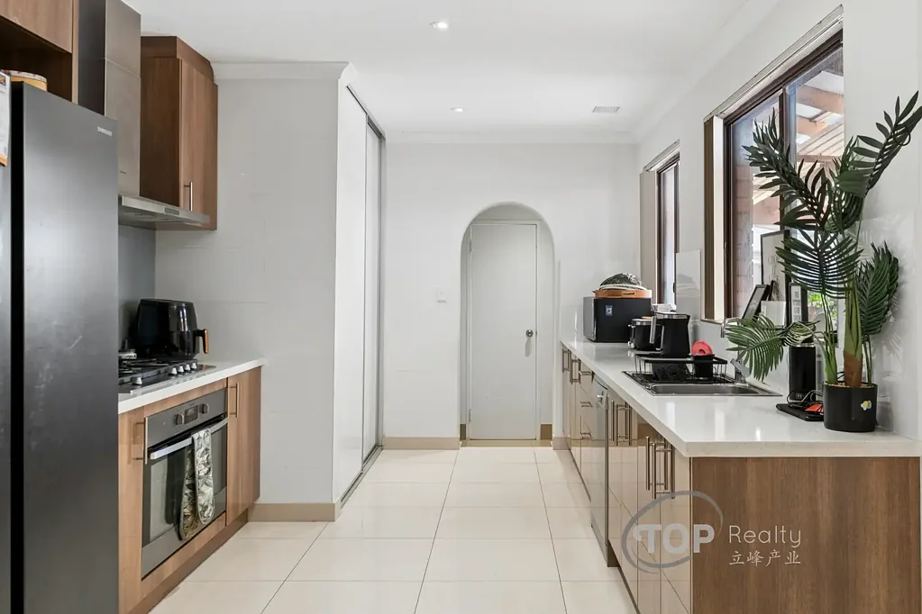 Willetton 5房  OUTSTANDING LOCATION CLOSE TO AMENITIES ON POTENTIALLY SUBDIVIDABLE BLOCK