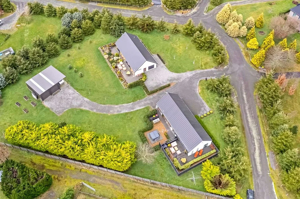 West Melton 5ਬੈੱਡਰੂਮ Two Houses, Large Workshop… That’s Just the Start!