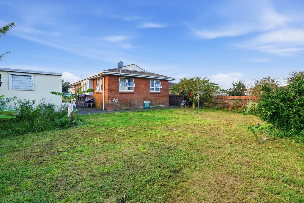 Mangere East 3कमरा Do-Up Opportunity - Add Value Here