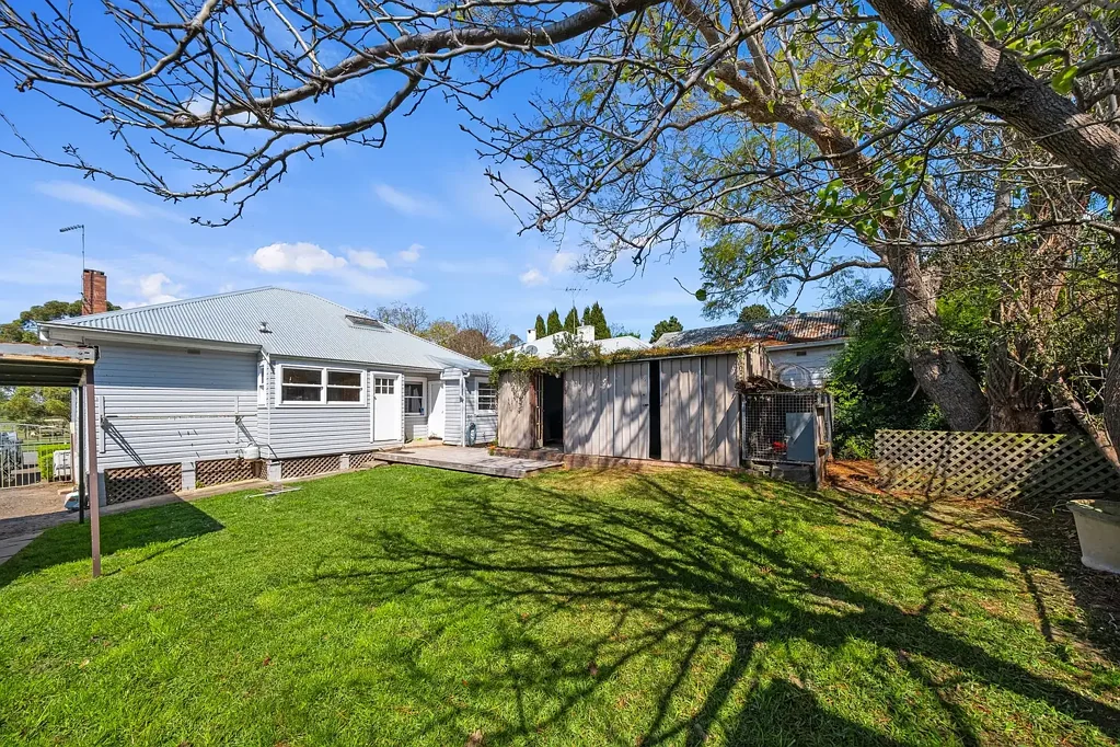 Windsor 2Kwarto CHARMING FAMILY HOME WITH VERSATILE LOFT IN PRIME LOCATIONSTEPS FROM TOWN CENTRE, SHOPS, CAFÉS, & RESTAURANTS. SPACIOUS BACKYARD, CARPORT & STORAGE