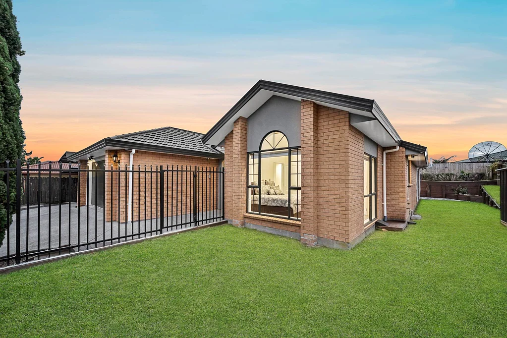Flat Bush 4房  A Family Favourite - Spacious Brick & Tile Living