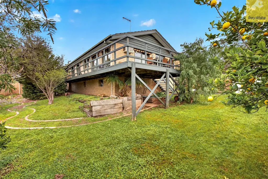 8 McBride Street, Bacchus Marsh, VIC 3340, 3 slaapkamers, 2 badkamers, House
