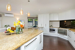 8 Almond Grove, Greenhithe, North Shore City
