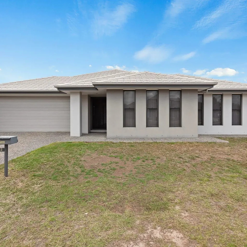 Modern home - walking distance to shops!