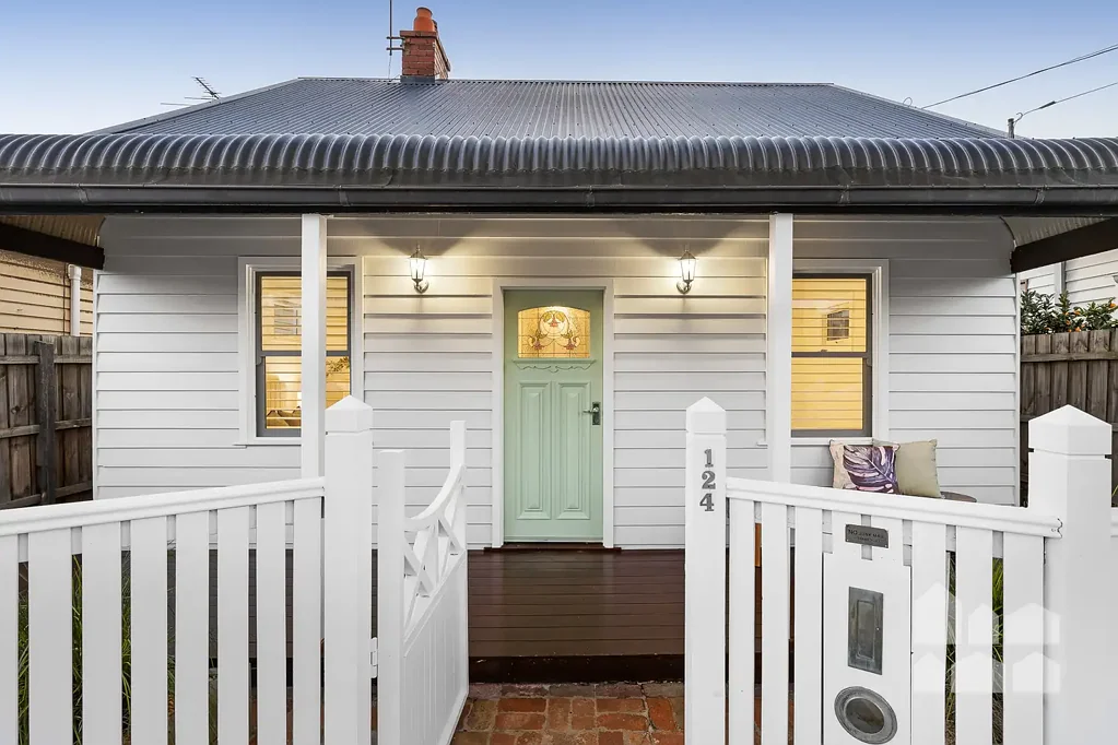 Kingsville 3બેડરૂમ Renovated heritage charmer in a superb walk-to-the-village location
