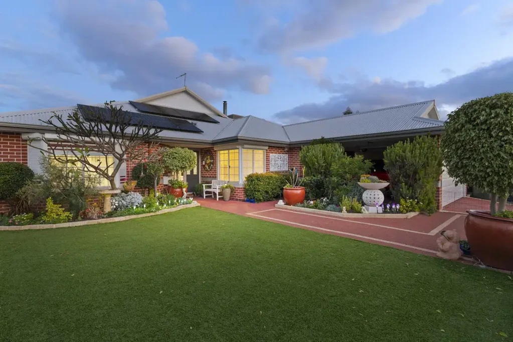 Carramar 4Zimmer Some homes impress because they're brand new. Others leave a lasting impression because they've simply been loved.