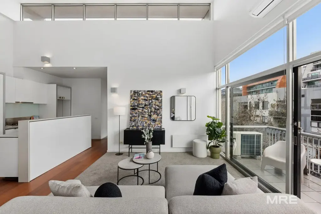 Prahran 3房 高耸天花板、卓越自然光线的顶层公寓生活 Penthouse Living with Soaring Ceilings and Exceptional Natural Light