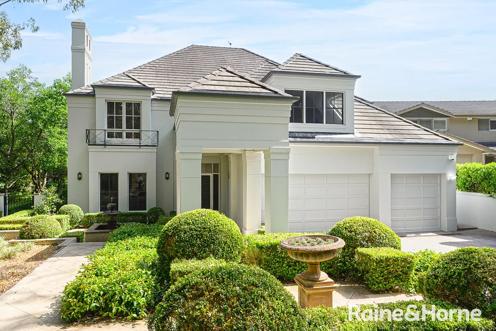 Pymble 5Moenga Grand Family Residence in Prestigious Locale