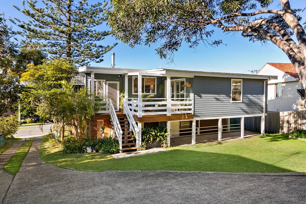 Ocean Views & Breezes, 400m from Beach & Caves Beach SLSC
