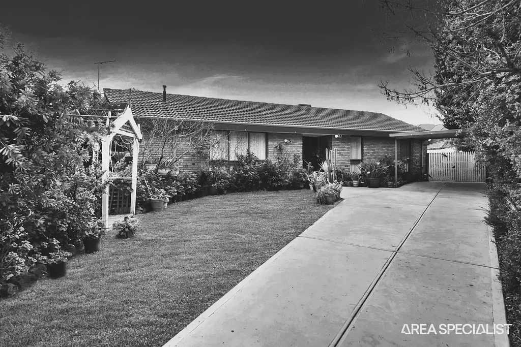 2 Oak Place, Melton West, VIC 3337