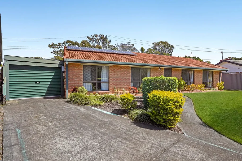 Ashmore 3 Bedroom Renovator on huge 808m2 block in sought after Ashmore!