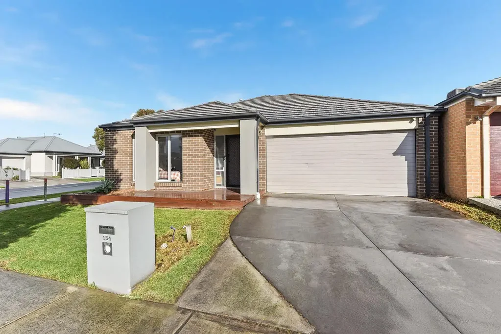 Stylish & Spacious Family Living in Cranbourne East