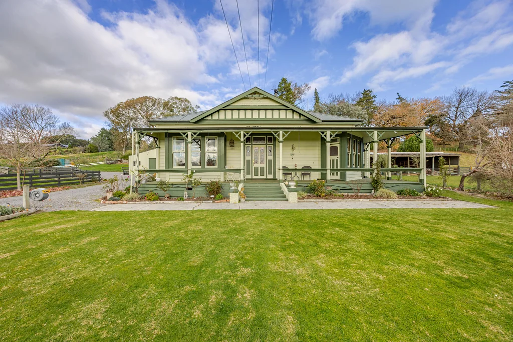 Waipukurau and Surrounds 3房  Do the maths on this one! Jam packed with value!