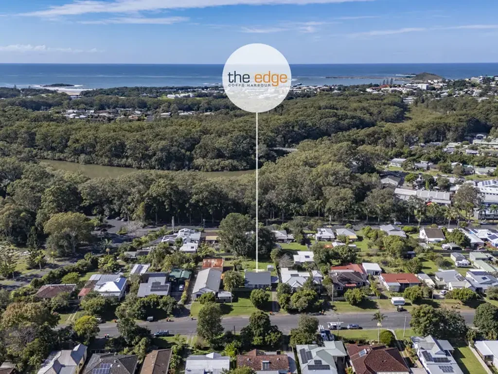 Coffs Harbour 4房  Large Block, Big Potential - R3 Zoned with Rear Lane Access...