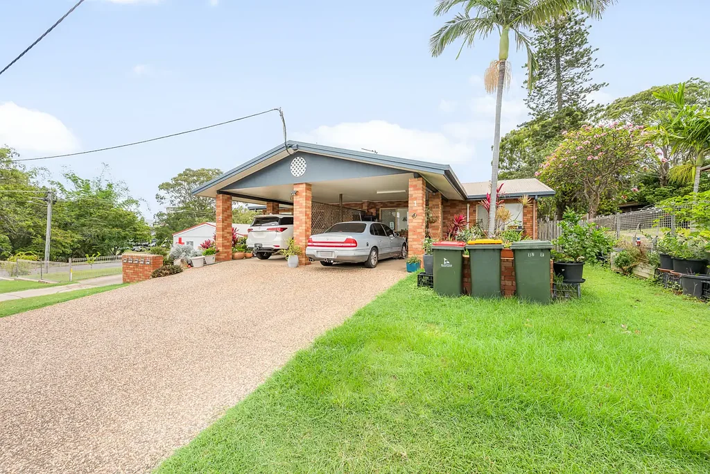 West Gladstone 4房  Double the Opportunity! Solid Brick investment in West Gladstone