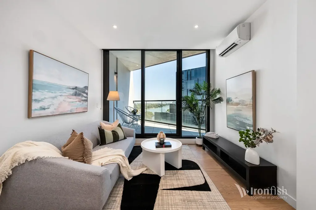 Melbourne 2房 湖畔景观公寓 Miele电器 健身房 游泳池 安全车位 CBD近便 ELEVATED LAKESIDE LIVING WITH CITY CONVENIENCE