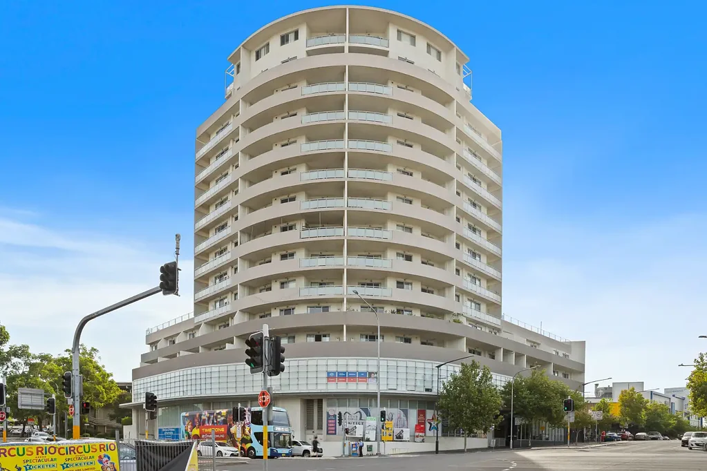 Blacktown 2房 现代朝东公寓，全景壮丽景色，宽敞明亮起居区，主卧套间，燃气厨房洗碗机，大阳台俯瞰CBD，租金$590，地下停车库，便利交通购物。 East Facing Apartment with District views