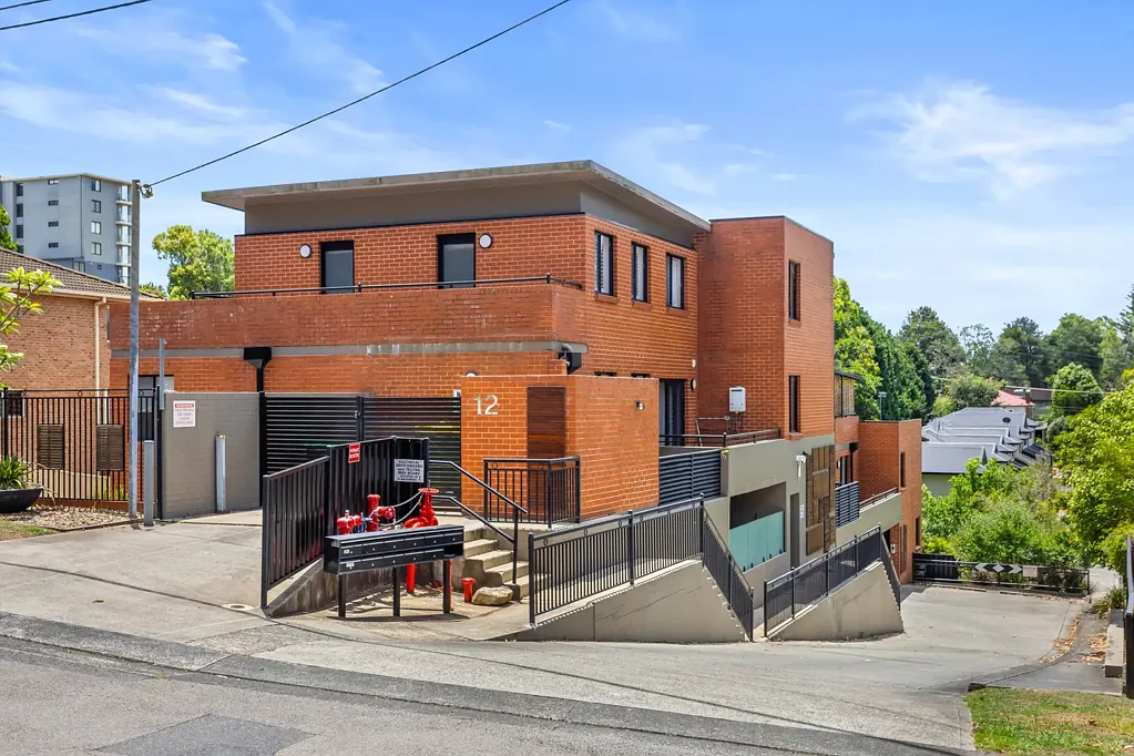 Modern Apartment & Large North-facing Balcony