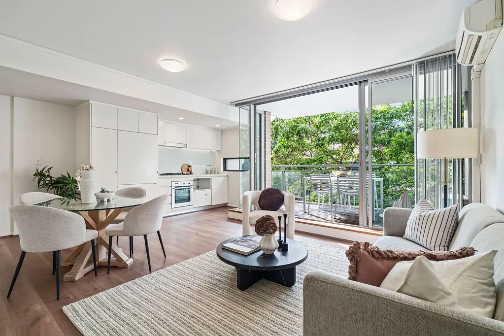Surry Hills 2房 Surry Hills中心转角公寓 开敞布局 双面采光 现代厨房 高端家电 专属车位 交通便捷 Spacious and Light-Filled Two-Bedroom Apartment in Prime Surry Hills Location