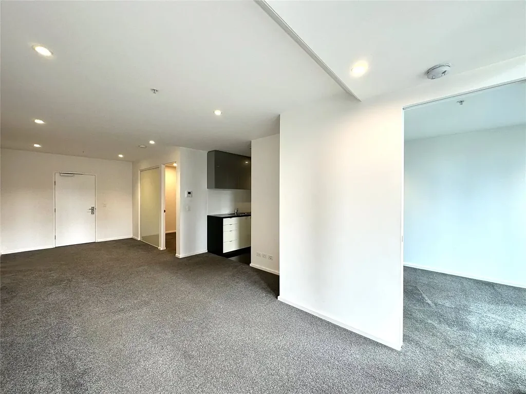 SPACIOUS UNFURNISHED 2 BEDROOM 1 BATHROOM 1 CARPARK APARTMENT LOCATED IN HEART OF SOUTHBANK