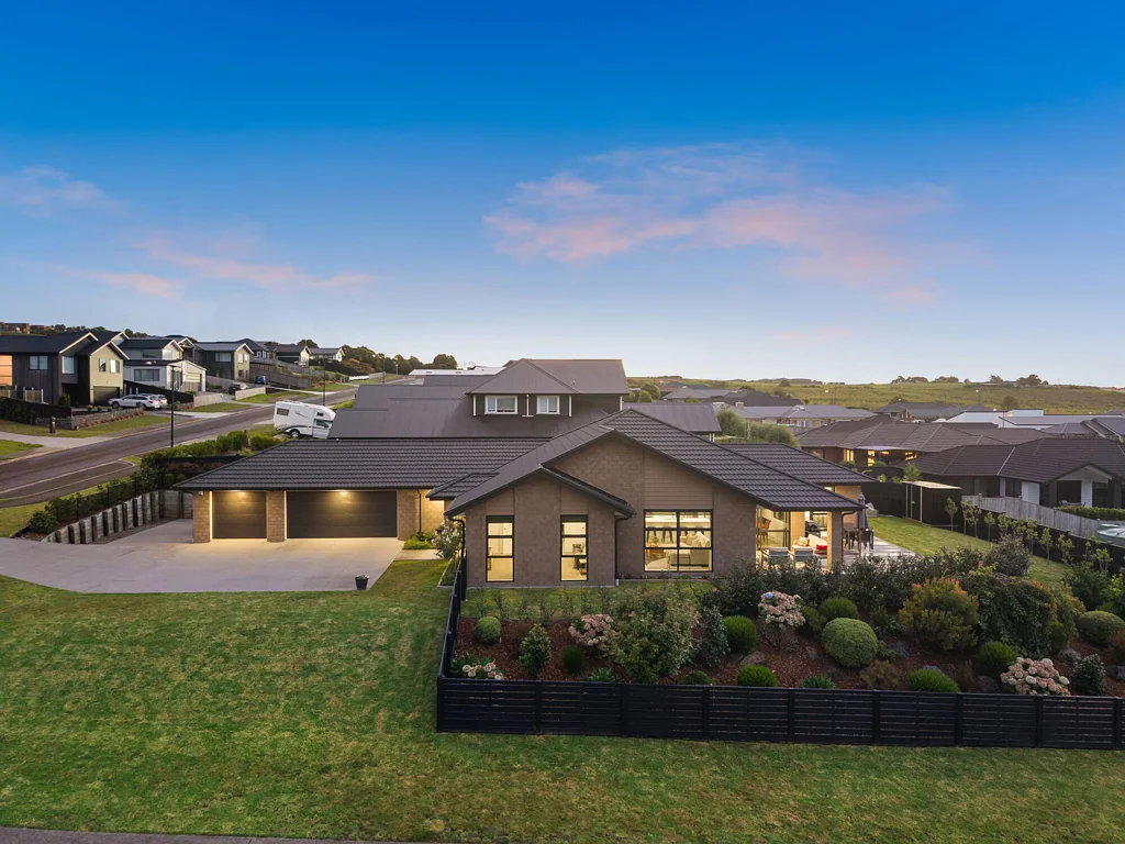 Pukekohe 4房 抬升转角地块臻品宅邸！全围栏庭院+环绕式露台+内进式三车库，近本地公园与学校！ Contemporary comfort