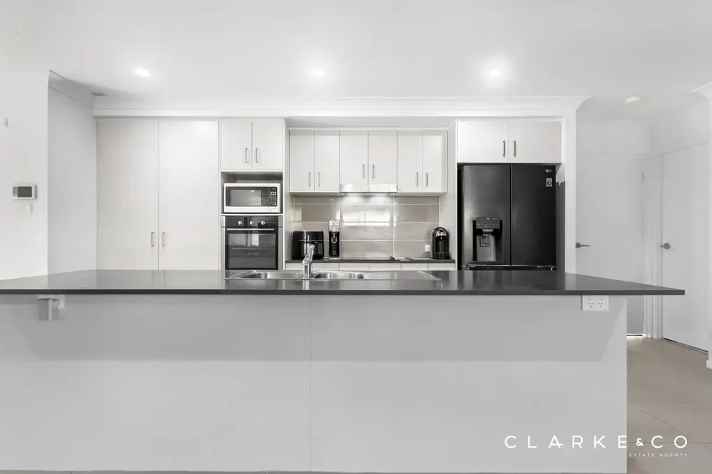 Chisholm 5Zimmer MODERN FAMILY LIVING ON A SPACIOUS CORNER BLOCK!