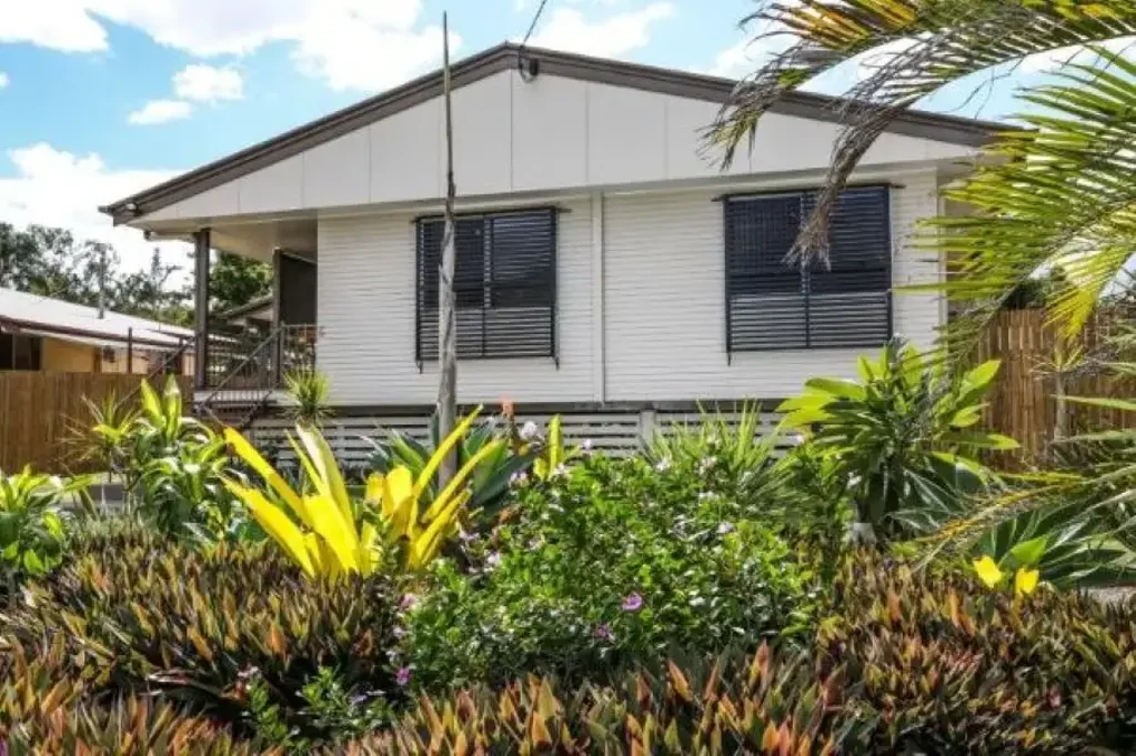 Moranbah 3 Bedroom WHAT MORE COULD YOU ASK FOR? Walk to town, yet enjoy quiet family-friendly cul-de-sac living!