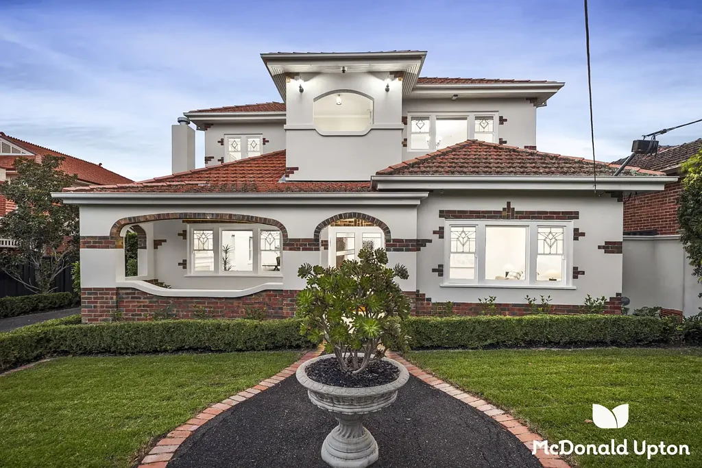Essendon 5房 经典平房 946m2花园 游泳池ILVE厨房 私密后院 精英学区 Expressions of Interest Closing Thursday May 21st at 5:00pm unless sold prior